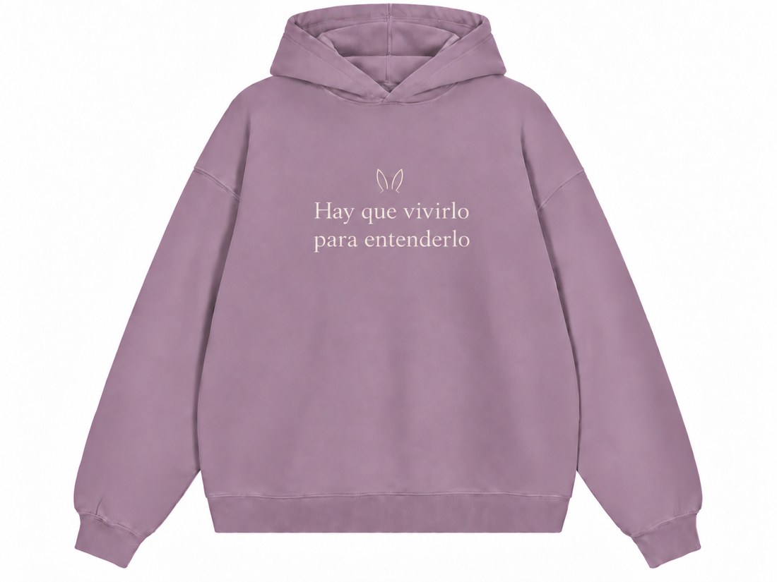Sudadera malva con la frase Hay que vivirlo para entenderlo y unas orejitas de coneja